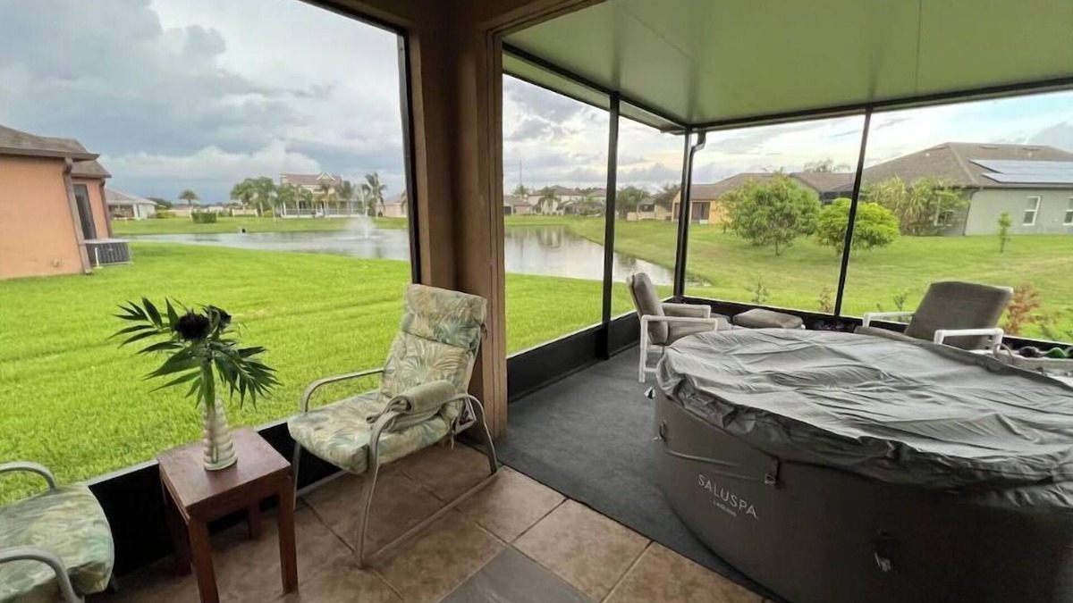 Florida Beach & Theme Parks, Cozy Spa & Lake Views
