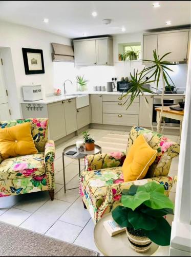 Flower Cottage by Ludlow Castle with Onsite Parking
