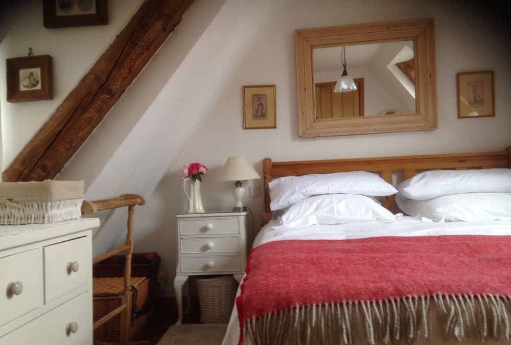 Charming one bed gite beside canal and lovely old Village in beautiful area