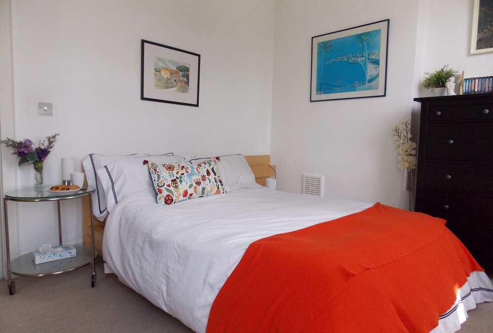Bright flat close to Kentish Town station. Fully equipped Quiet rd off high st