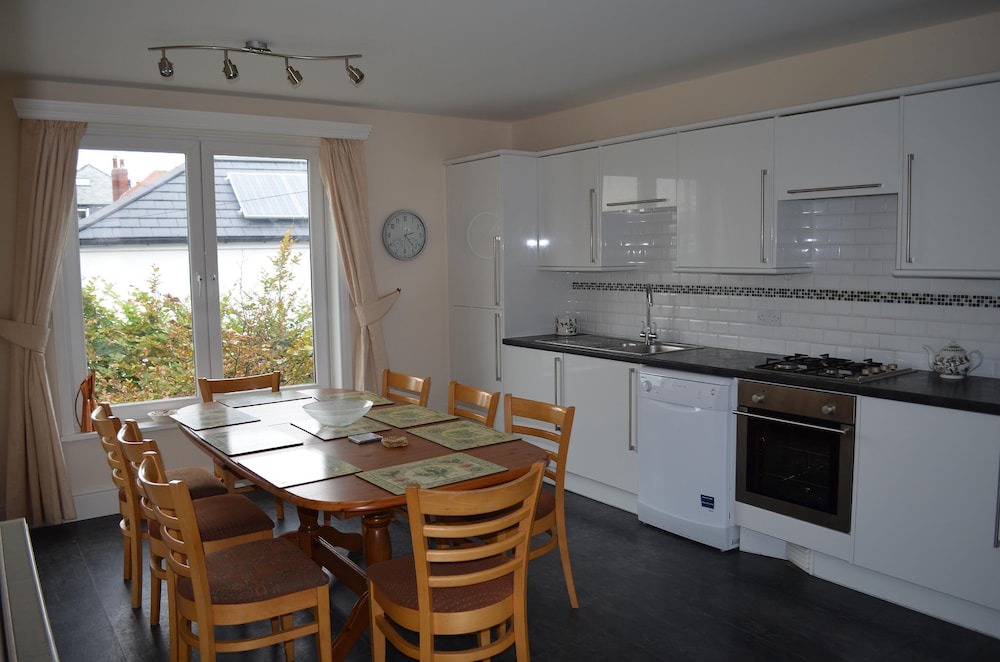 Very large & comfortable 3 bedroomed Seaview Apartment. It sleeps seven in beds