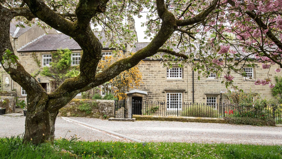 Gorgeous cosy dog friendly Nidderdale cottage built 1780 short walk to shops