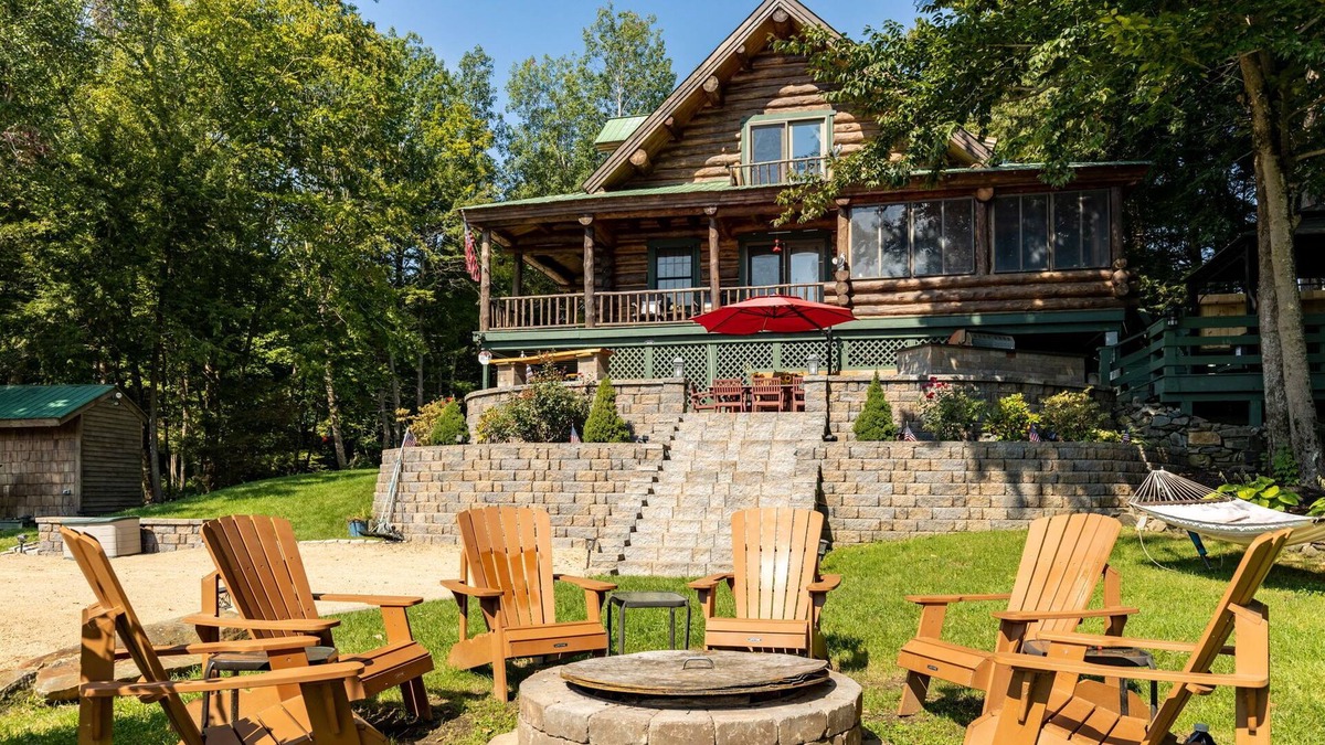 GORGEOUS log home with hot tub and private beach on peaceful Baxter Lake in NH