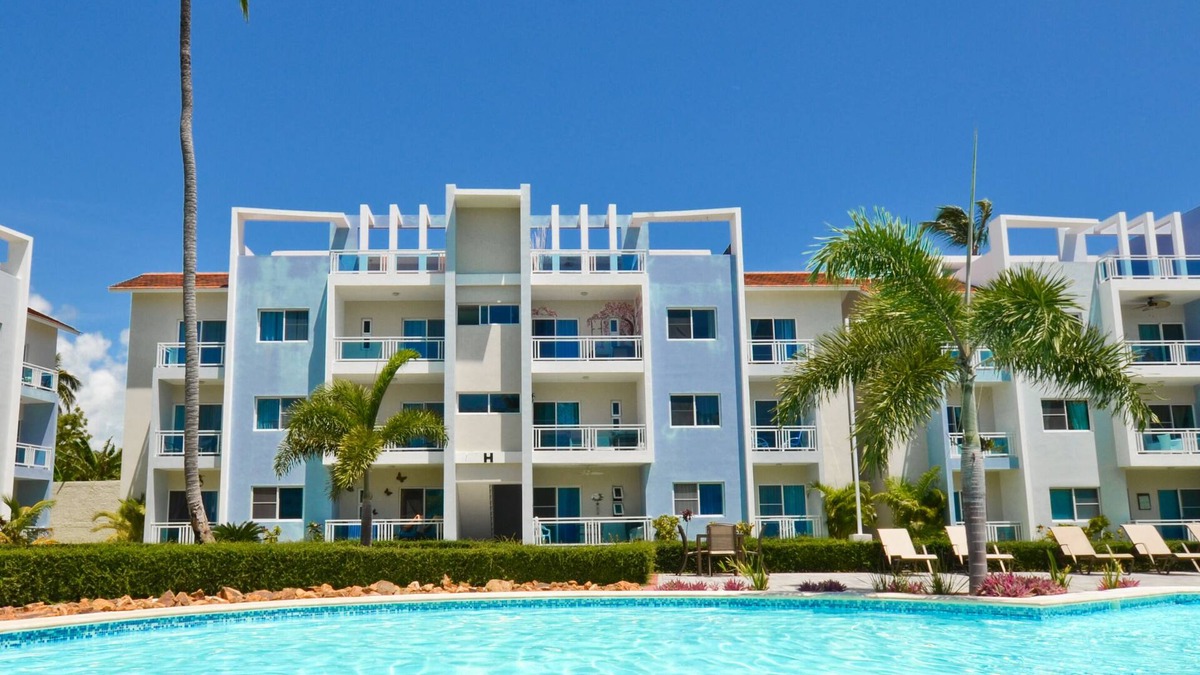 Gorgeous Newer Condo w/luxurious pool and a 7 minute walk to the beautiful beach