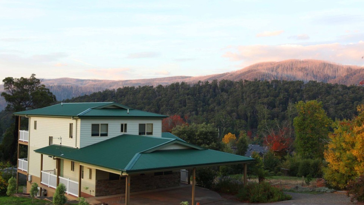 GREENLANDS GUEST HOUSE - Large two story house