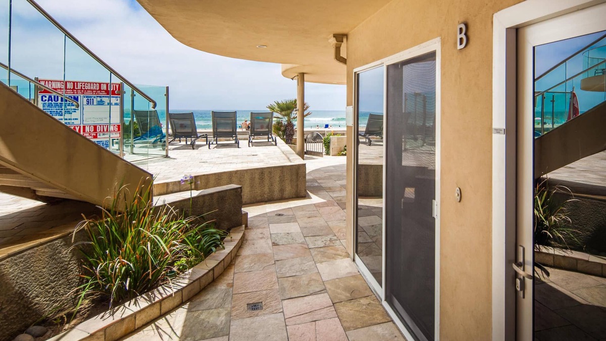 Ground Floor, Ocean Front Beach Condo With Hot Tub