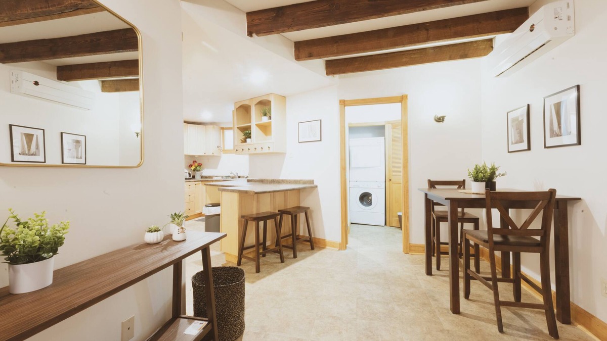 Ground-Level Carriage House ★ Short Walk to Forsyth Park ★ Prime Location