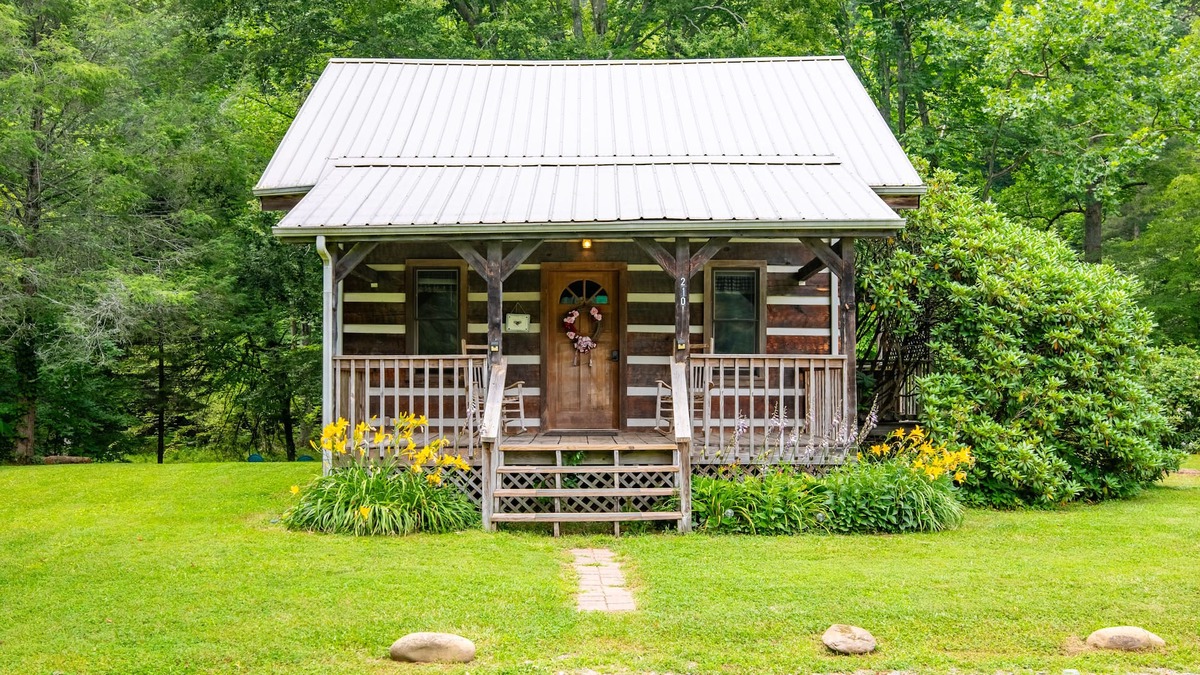 Hearts Bursting with Love Romantic Creekside Retreat!