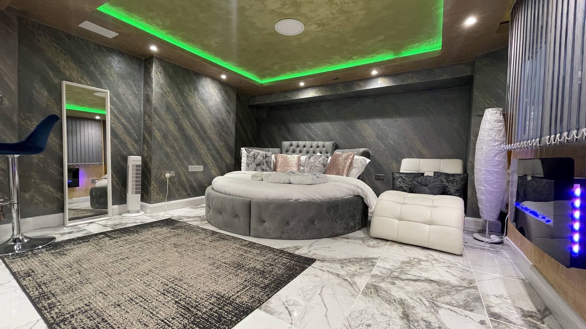 Hidden Gem Lt Properties Jacuzzi bath Super king size round bed