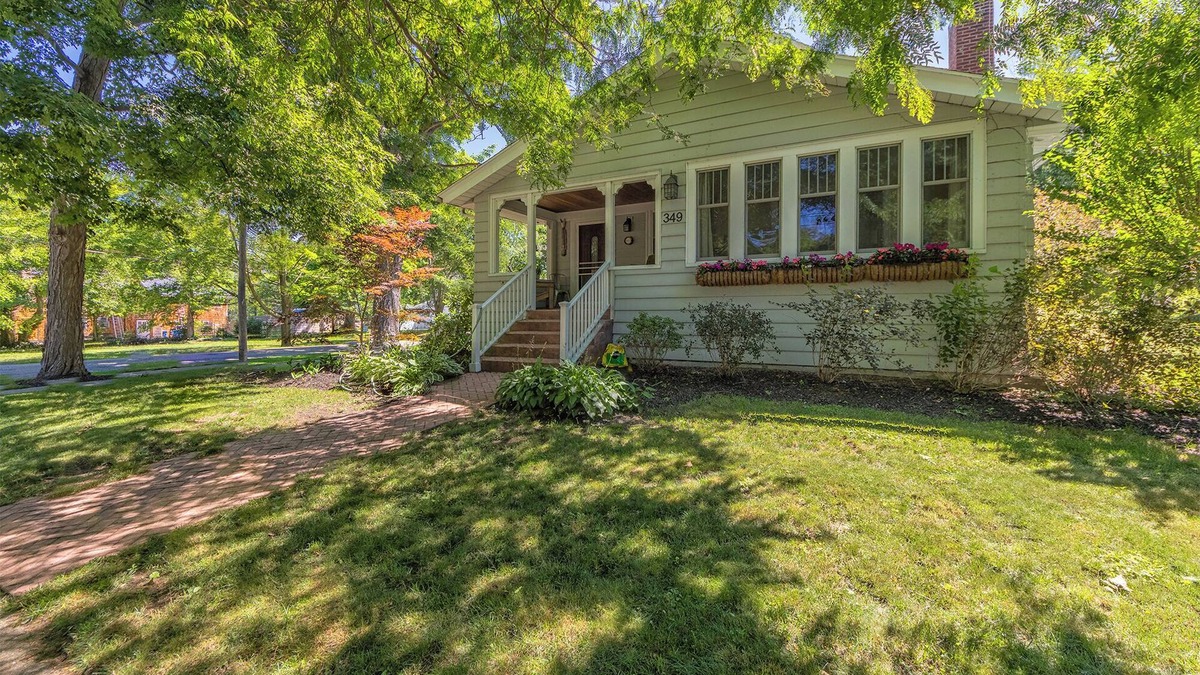 Hilltop Hideaway - Walking distance to downtown Saugatuck, perfect fall location!