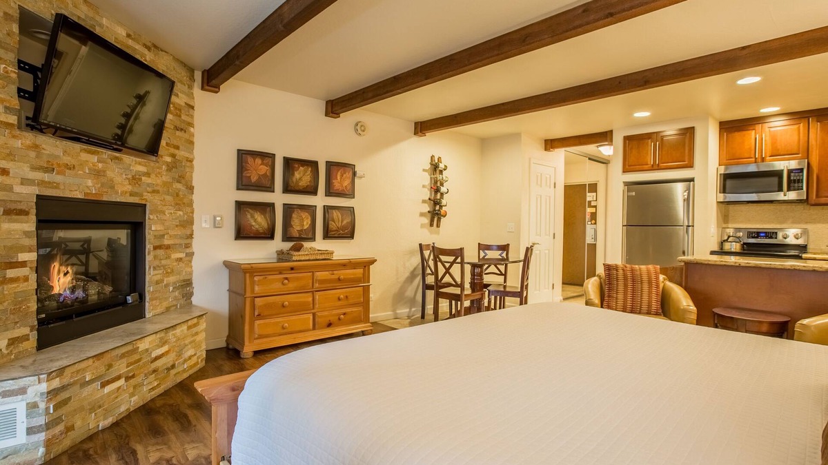 Honeymoon Studio - Beautifully Air Conditioned Studio in Lakeland Village