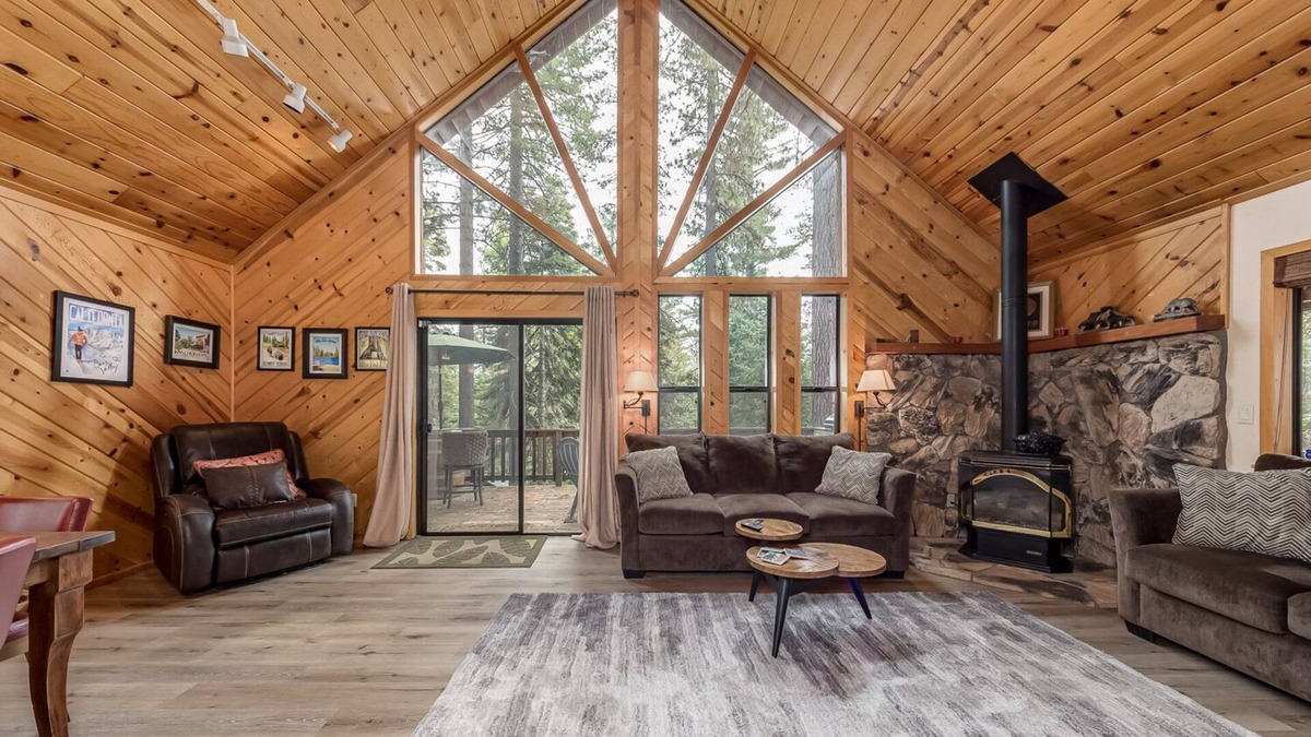 Hot Tub Hideaway - BTV, EV Charger