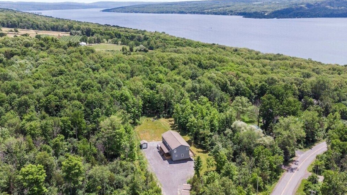 Hot Tub! Sleeps 14! Near Ithaca & Wineries!Dogs Ok!