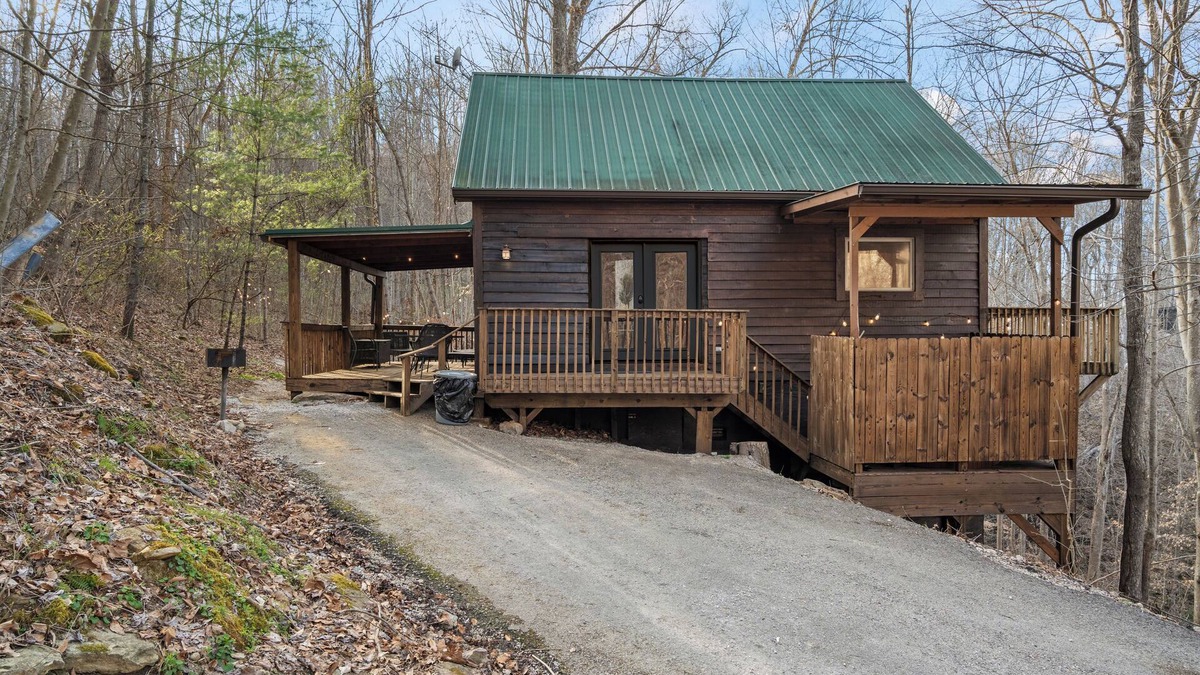 Hot Tub, WiFi, No Pet Fee - Beary Cozy - Romantic Cabin in Red River Gorge, Kentucky!