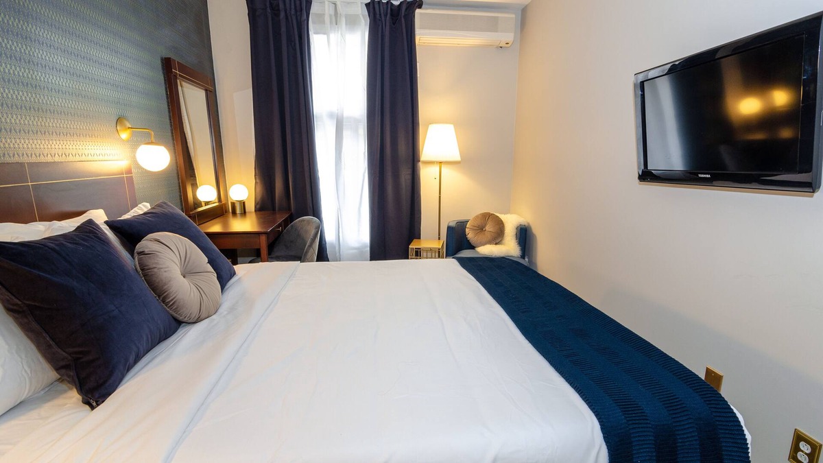 Hotel Queen Room with Terrace in Front of Metro in the Village