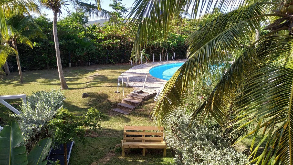 House with swimming pool near the beach and the BO village