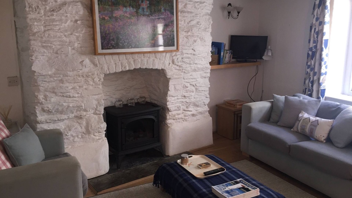 HOWTON COTTAGE - village cottage on coast path next to beaches