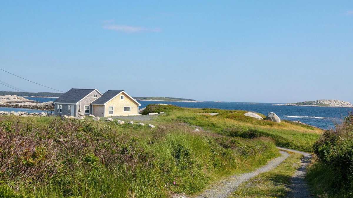 Idyllic Oceanfront Cottage, Near Peggy's Cove!
