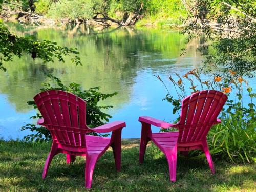 Ilan Riverside Retreat Private Beach and Garden on Una River