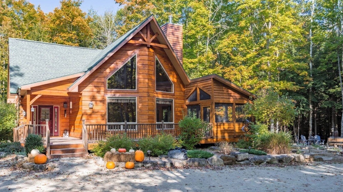 Immaculate Hand-Hewn Log Cabin ~ Private Wooded Setting In Egg Harbor