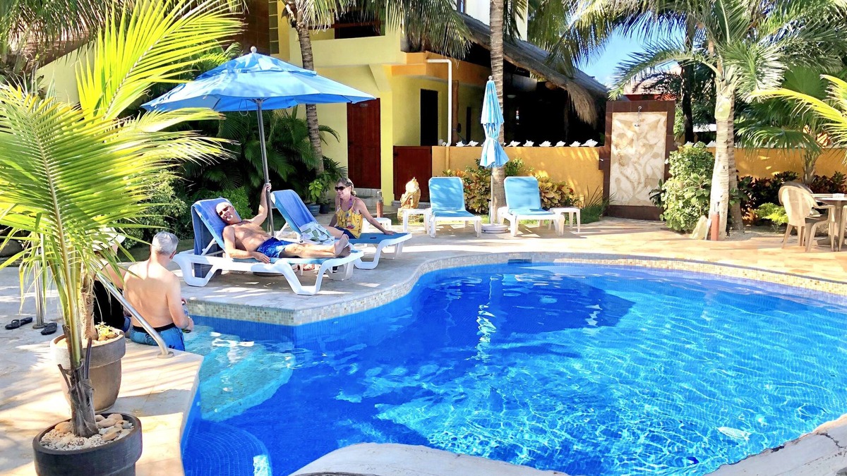 Immaculately clean, private villa! Saltwater pool, close to beach & town. BBQ!