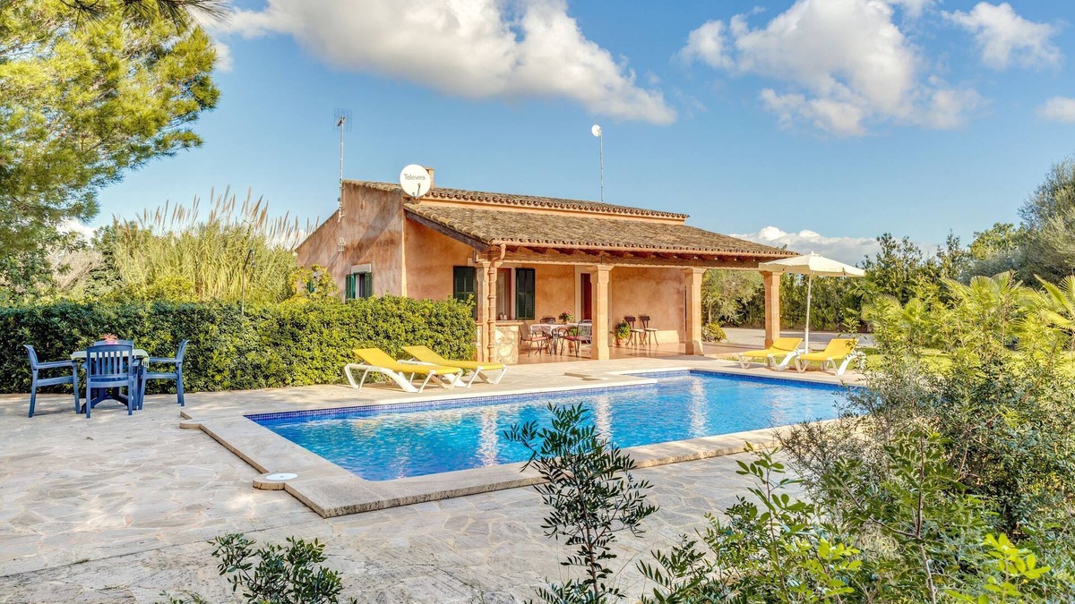 In a peaceful location with pool - Camí d'es Torres