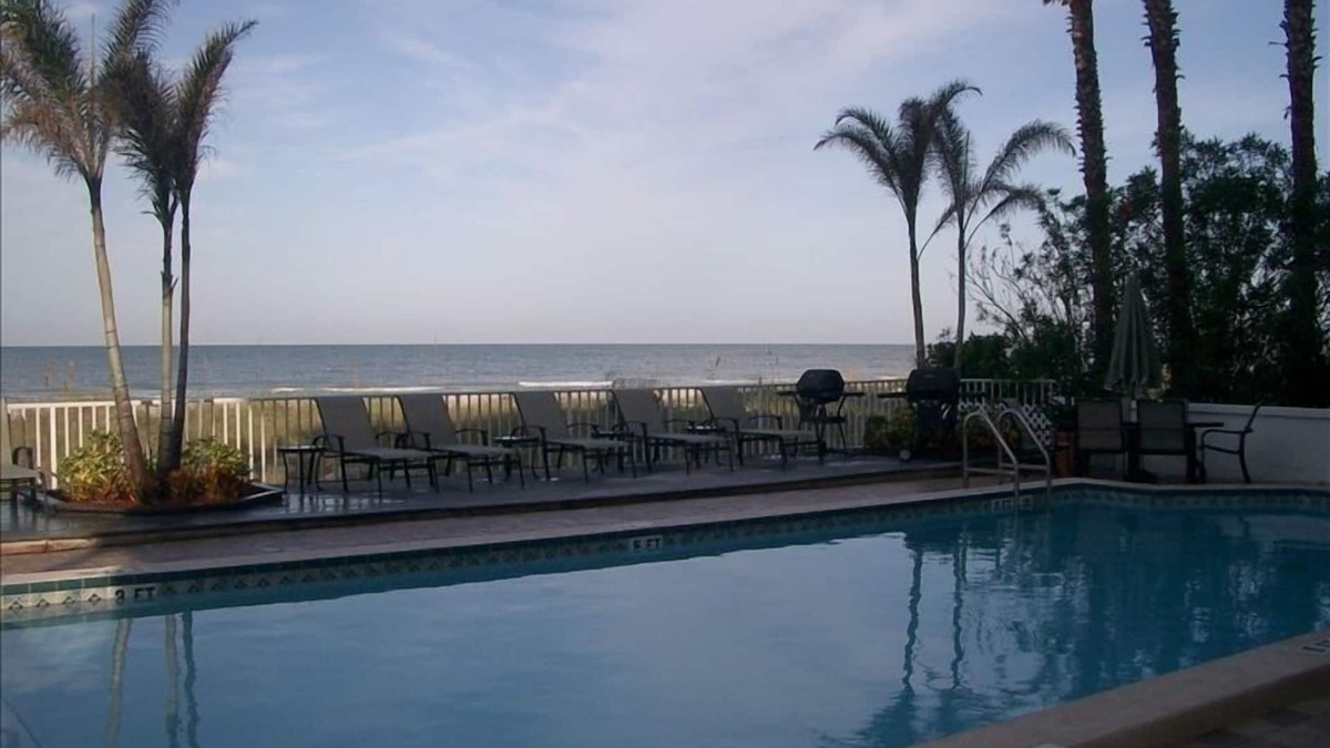 Indian Rocks Beach condo open weeks direct beach access with pool & Hot tub 