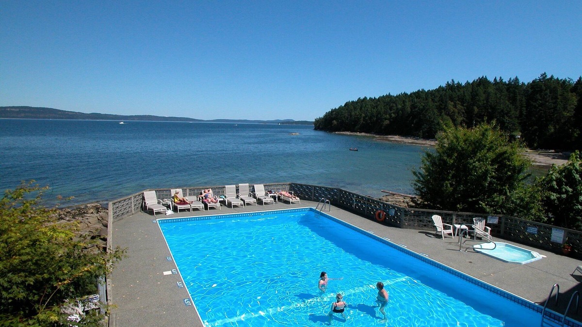 "INN OF THE SEA" : A Vancouver Island Waterfront Vacation Paradise: