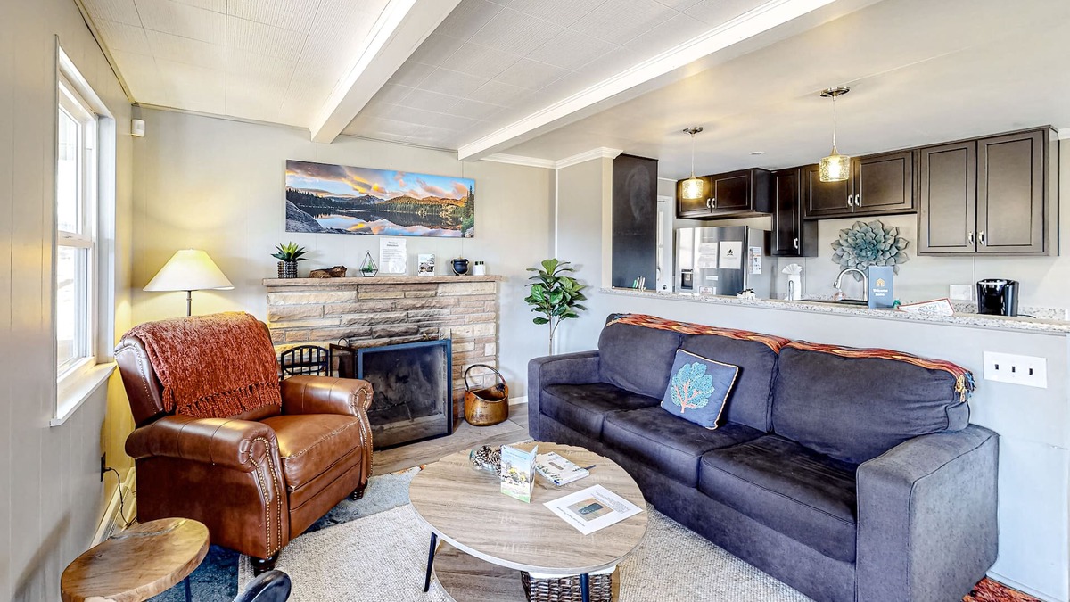 Inviting home near golf course & lake with mountain views, close to downtown