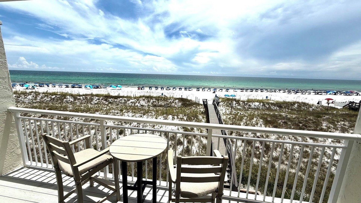 ISLAND SANDS #305- TOP FLOOR ! BEAUTIFUL GULF FRONT VIEWS!