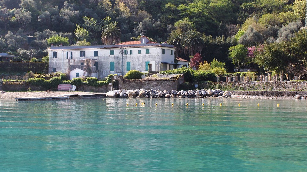 A little gem! Flat situated on the beach, sea view, garden, wifi, pets welcome