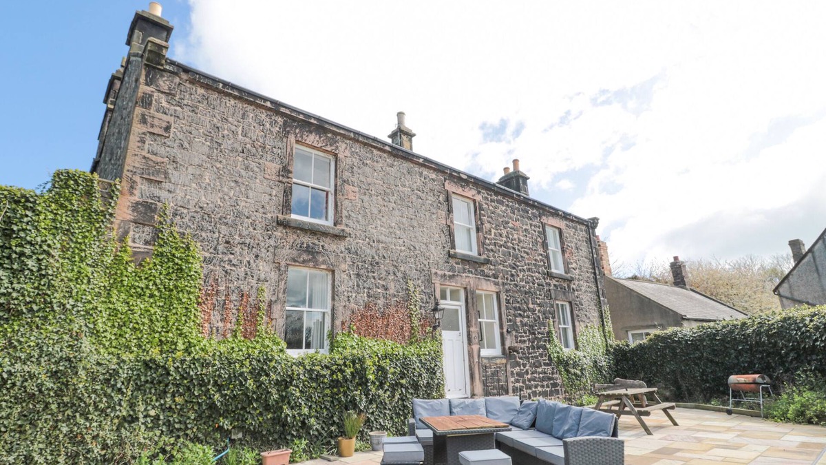 JUBILEE HOUSE, pet friendly, with a garden in Embleton