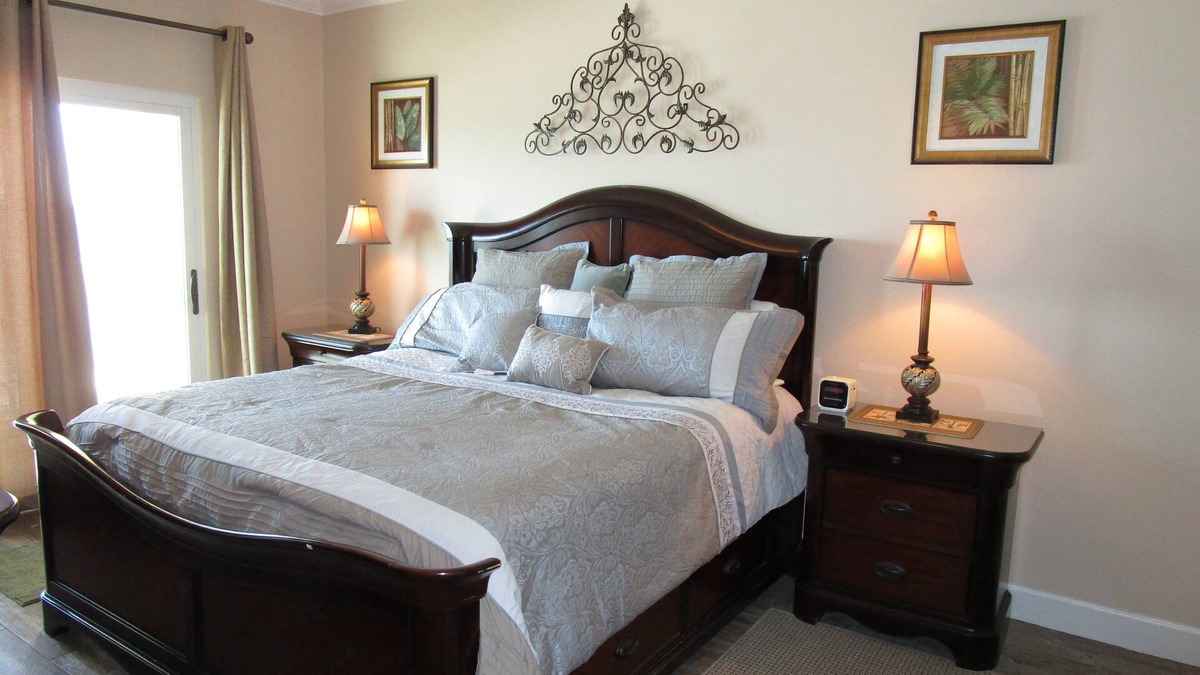 Kid-Friendly Beach Front Condo with Kiddie Pool, Hot Tub, Great location !