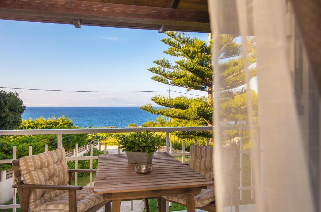 Kondarini's Sea View Studios - Close to the beach, by ZanteWize