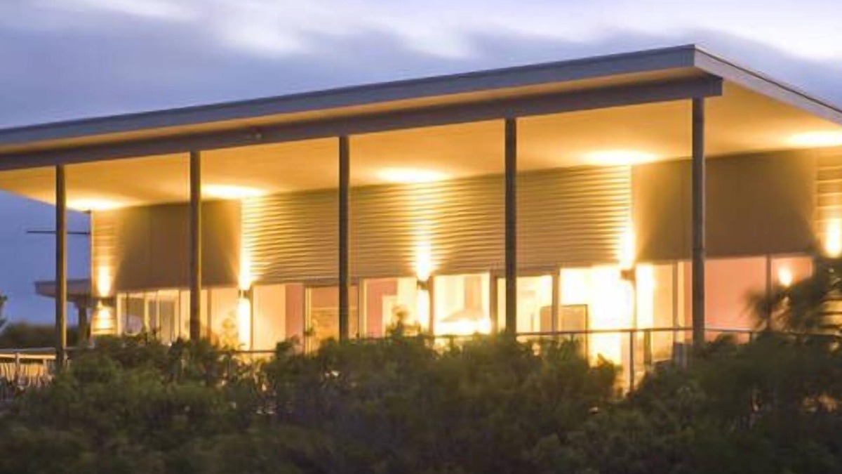 Lagoon House with breathtaking views and only minutes to the beach