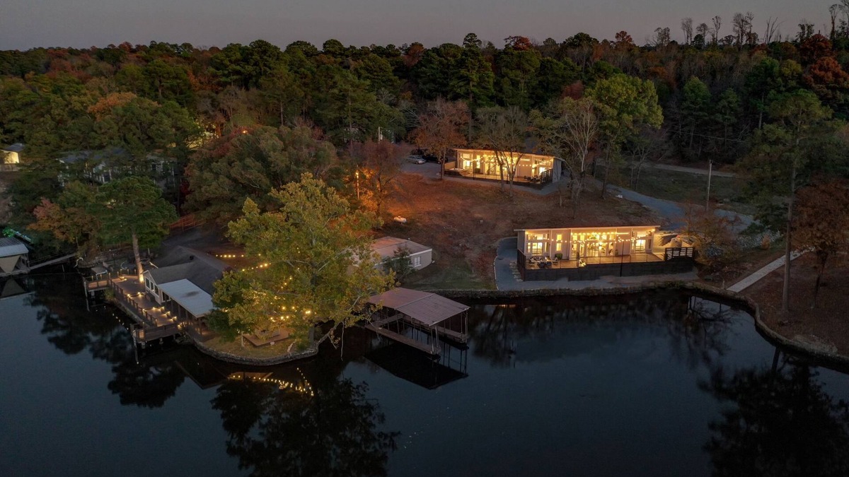 Lake Front Resort-Sleeps 22/3 Hot Tubs/3 Fire Pits/Boat Ramp/Dock/2 Game Rooms!