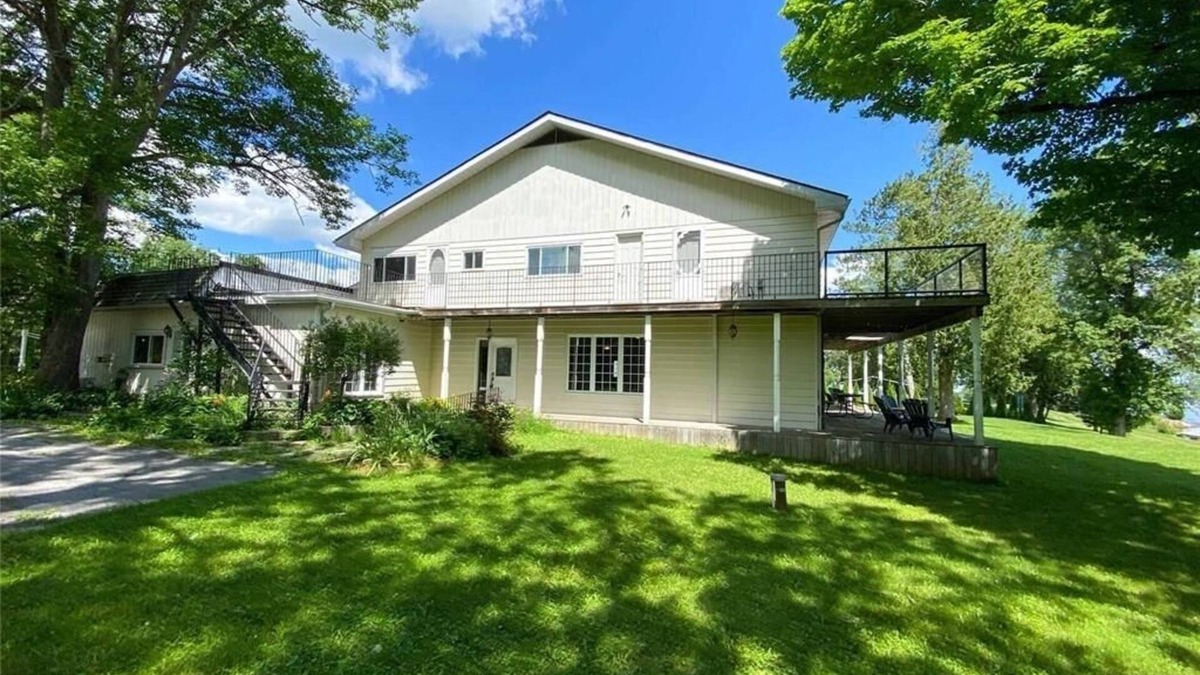 Lakefront property - Lake Sparrow Guest House