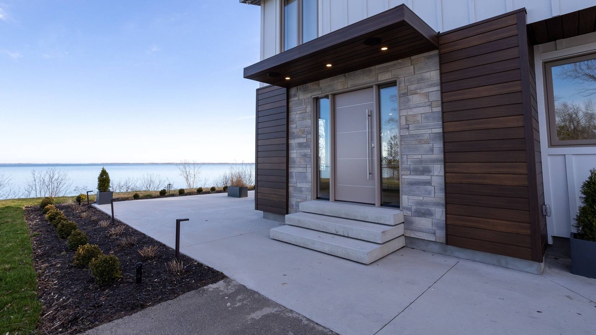 Lakeside Family Villa with views of Lake Erie