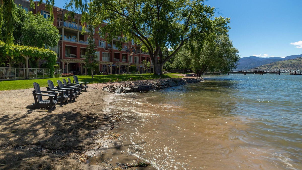 Lakeside Location - 2 Bedroom/2 Bathroom Condo with Shared Hot Tub