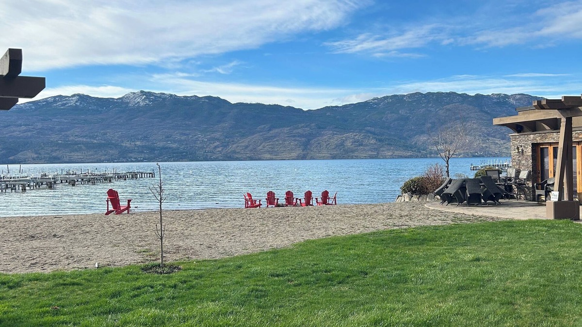 Lakeside View, Spacious 3-bedroom condo @ Barona Beach Resort in West Kelowna.