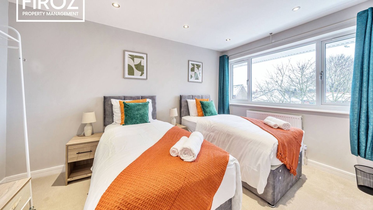 Large Airport House with X2 FREE Parking