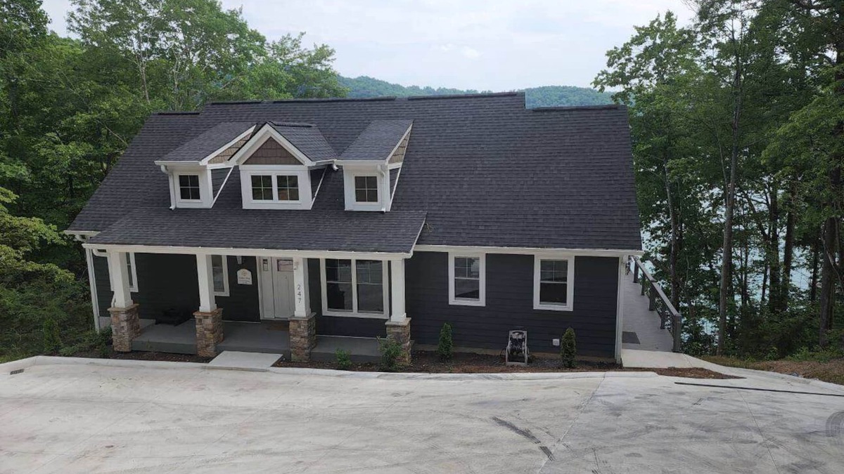 Large Lakefront home w/Private Dock in Big Creek, beautiful views!