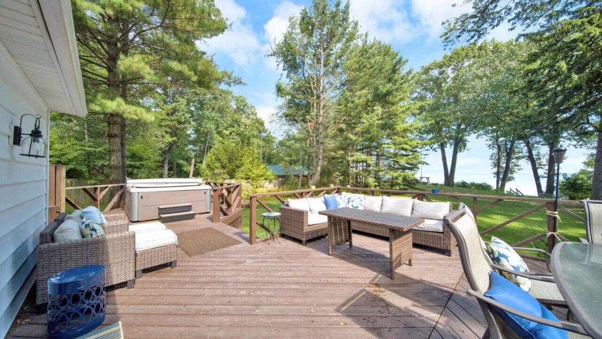 Larry's Lakefront Sleeps 14 with a Private Beach!