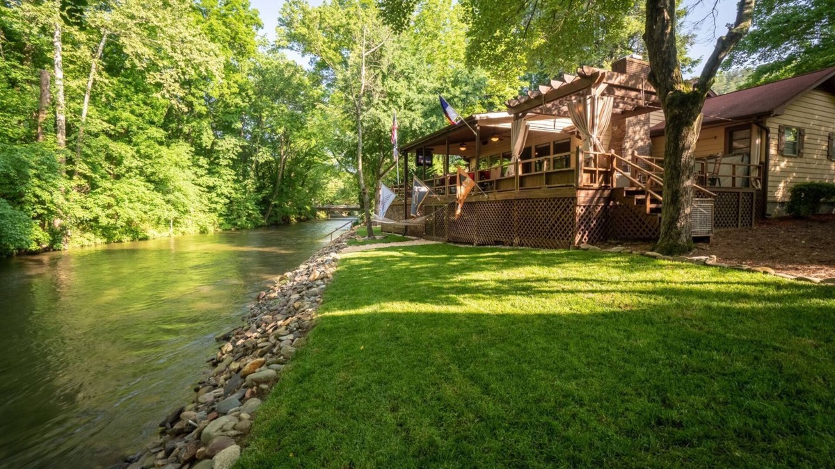 Lost Soles of the River – 2BR Riverside Cabin in Helen