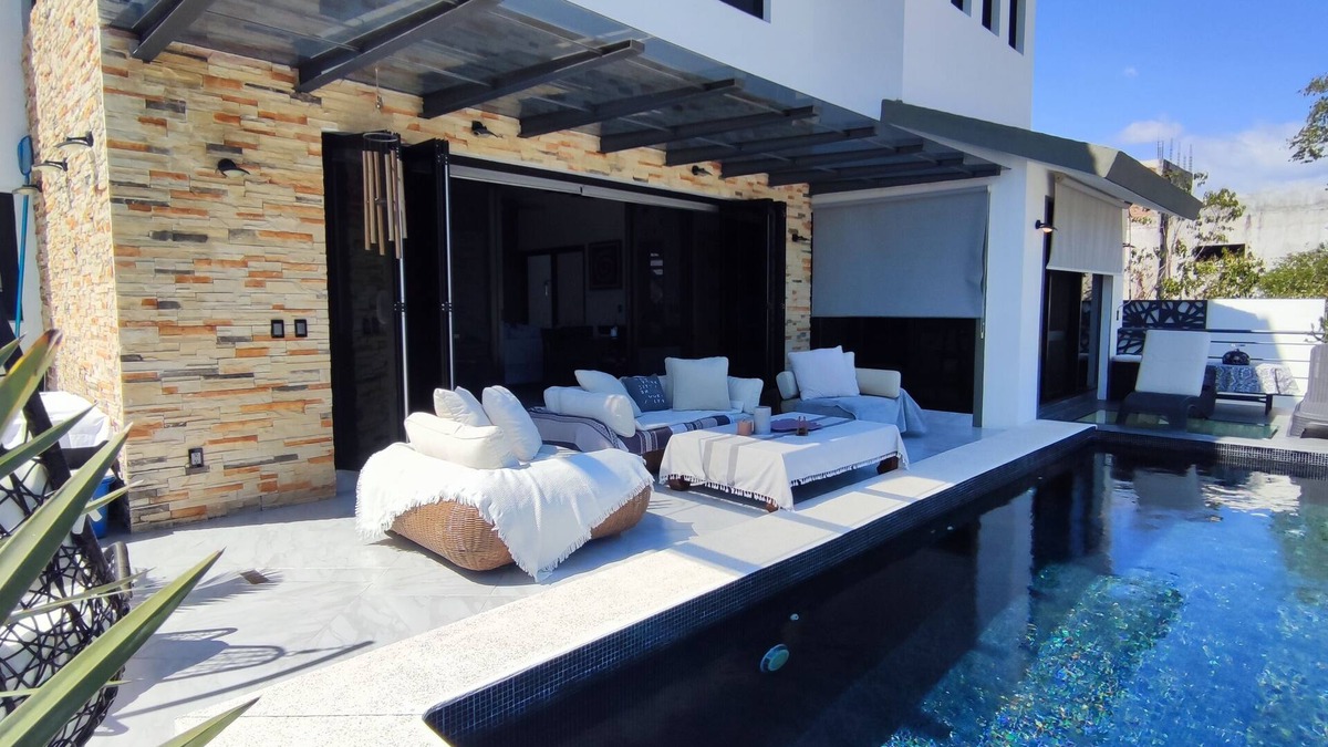 Lovely little house with a pool & jacuzzi close to the beach