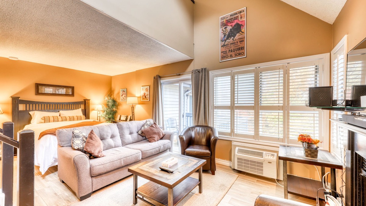 Lovely loft home with shared pool and tennis courts