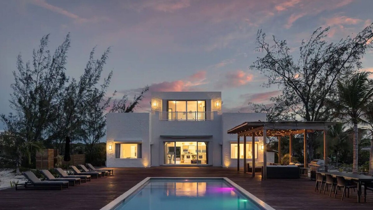 Lux Beachfront Villa, 16 ppl, Chef, Boat tours and Massage!