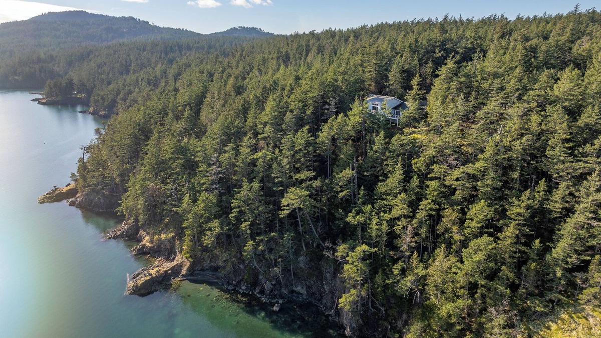 Luxe Waterfront, Private Beach, Golfing, Hiking, Spacious Living, Close to Town
