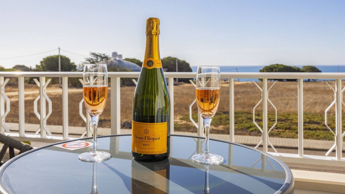 Luxury 2 bedrooms Apartment with frontline Sea Views Close to Beaches