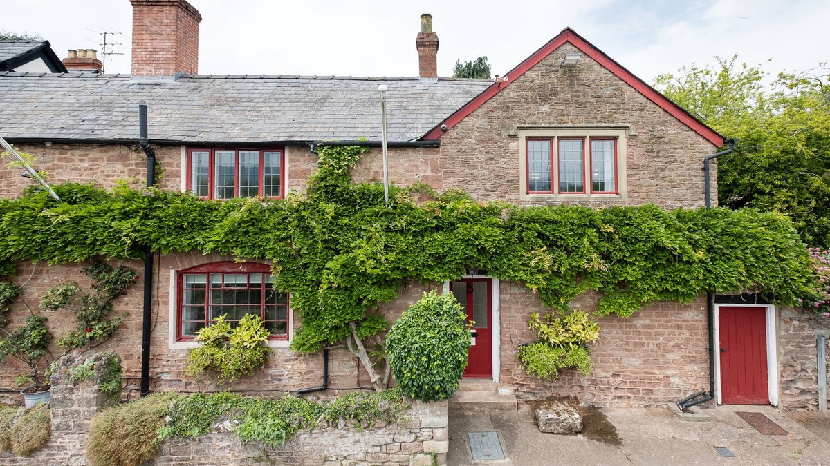 Luxury 2 bedroom cottage overlooking the River Wye